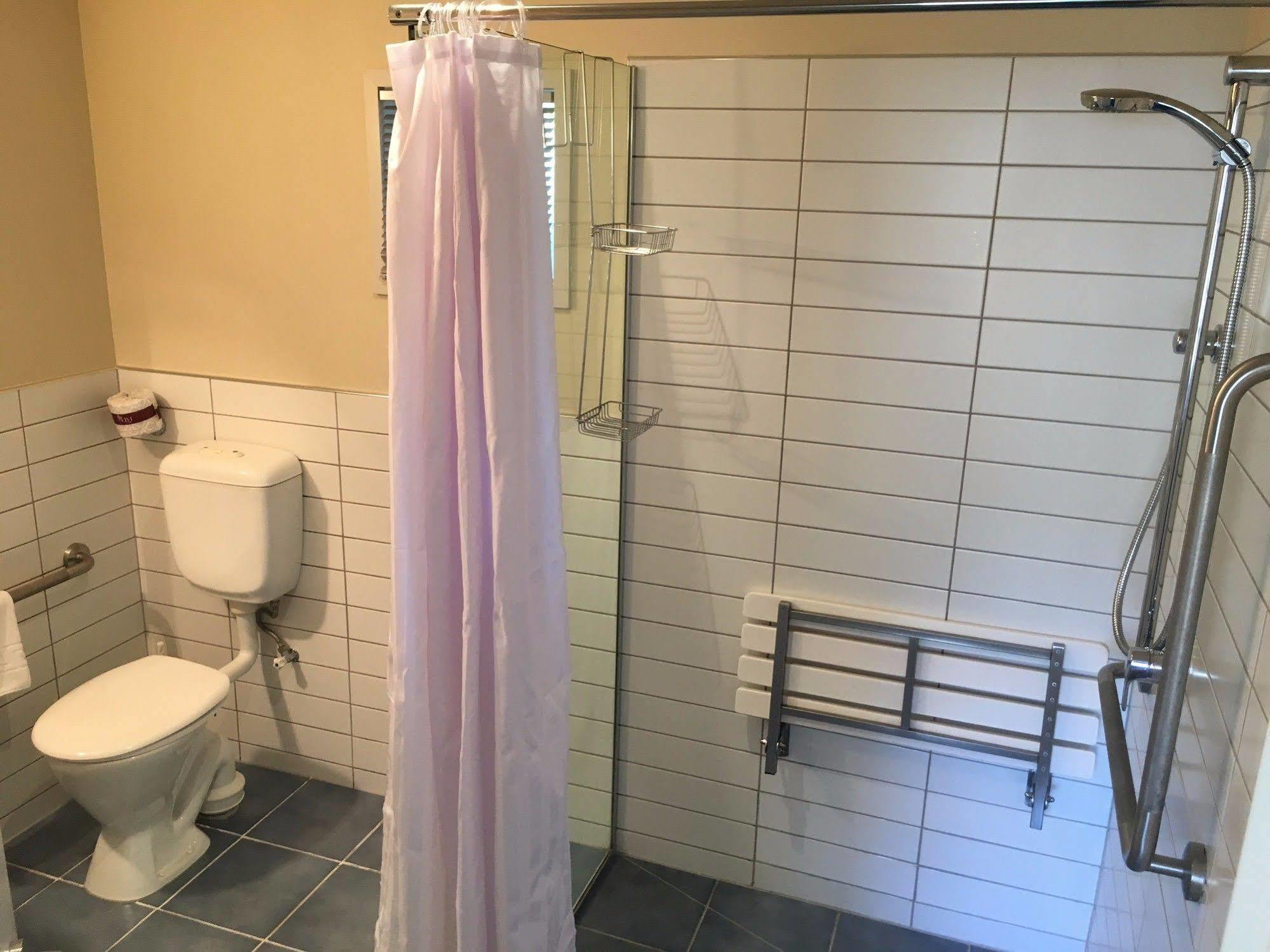 Beaches Нельсон Екстер'єр фото A shower curtain