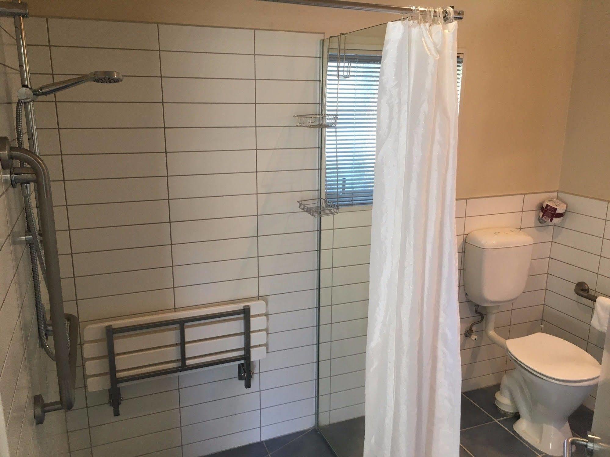 Beaches Нельсон Екстер'єр фото A shower curtain