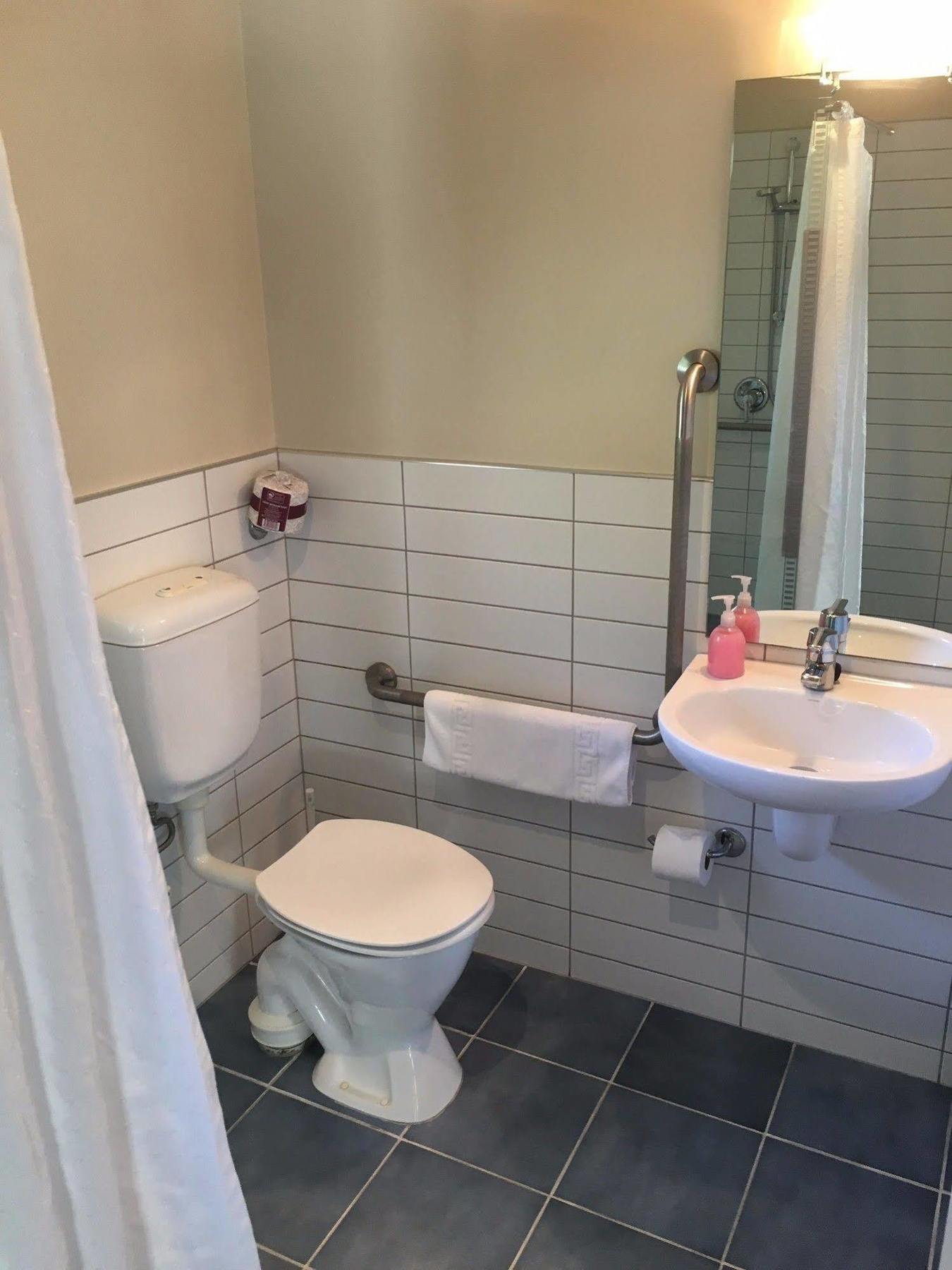 Beaches Нельсон Екстер'єр фото Bathroom in a typical hotel room